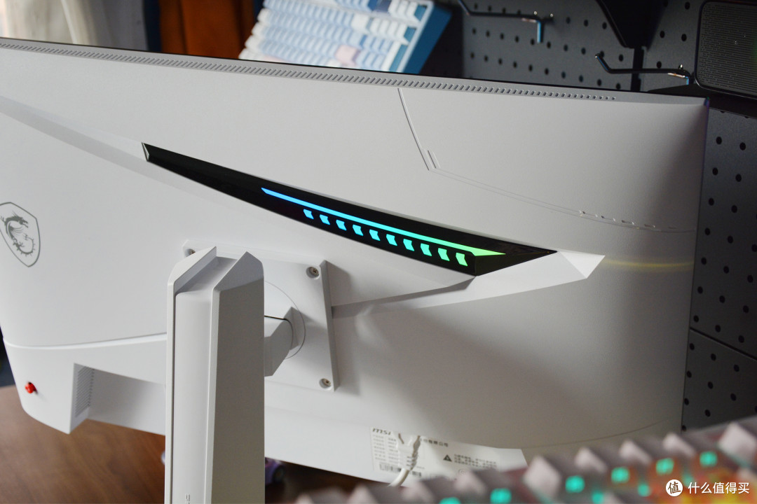 白色战甲电竞显示器,320Hz高刷,微星MAG 274QRFW X32白刃体验