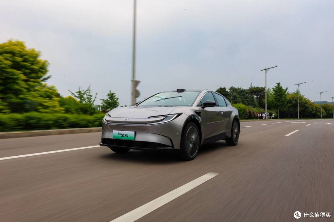10万级实力SUV：一汽丰田bZ5，外形时尚动感，足够日常通勤使用！
