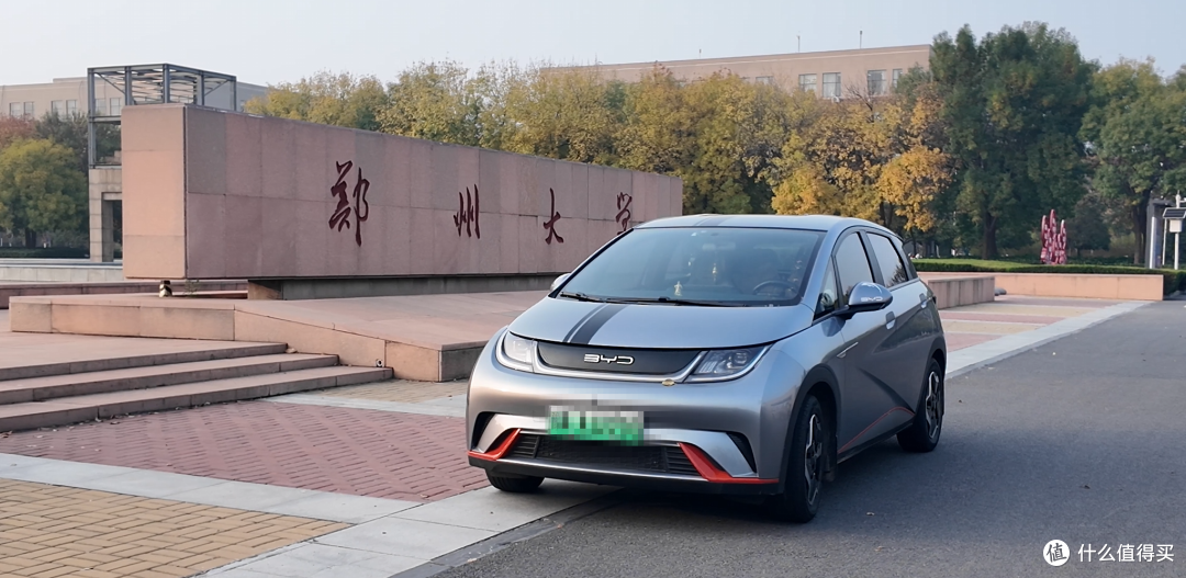 好家伙!大学里面都停满比亚迪,原来老师们也喜欢开比亚迪?