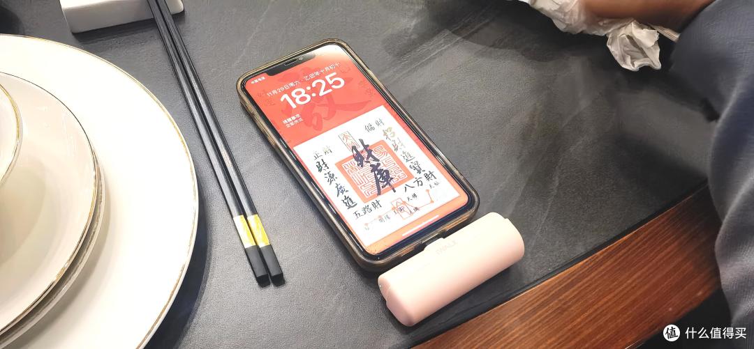 你见过有充电仓的充电宝吗?iWALK子母款胶囊充电宝让充电减负