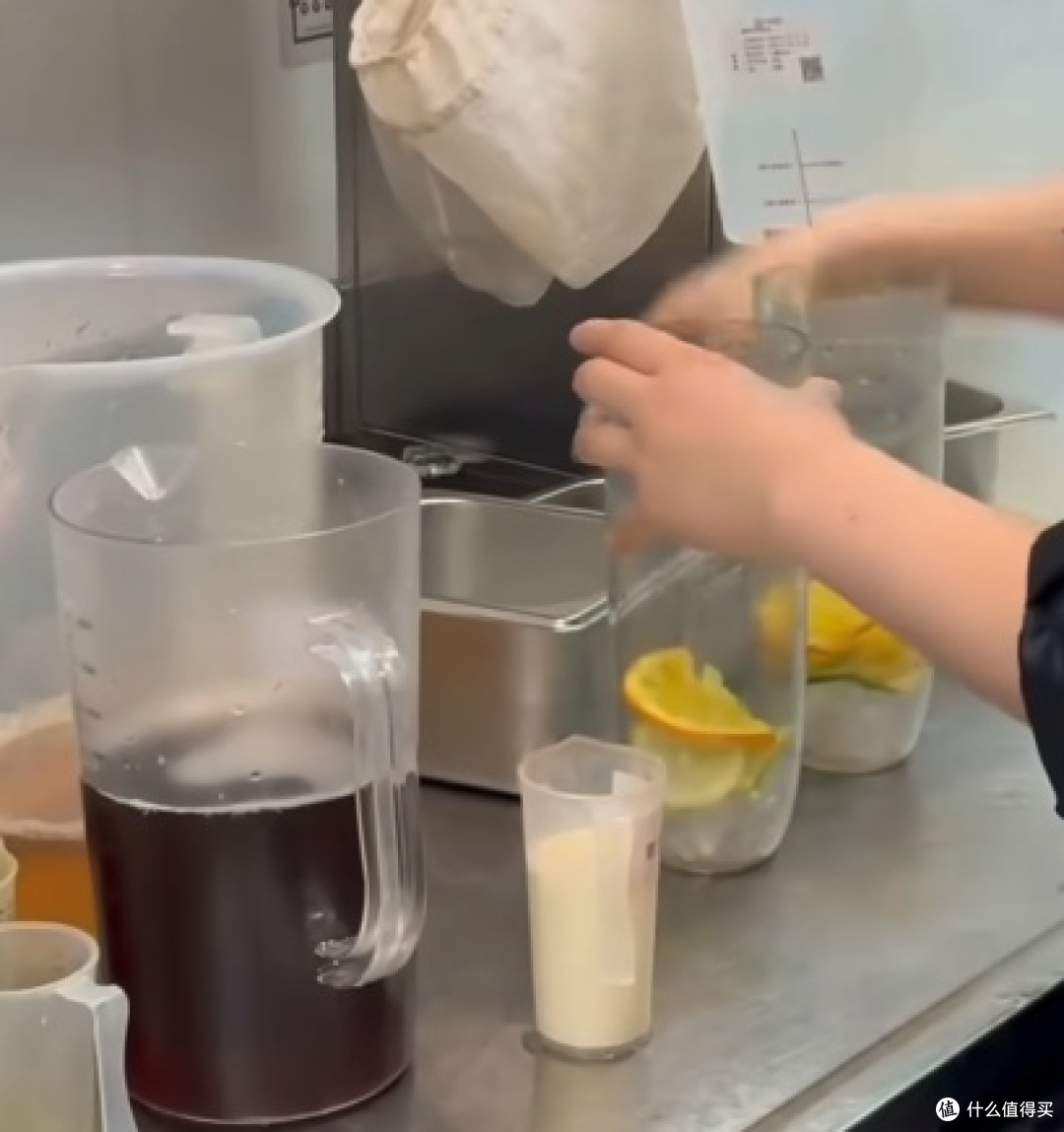 “玩梗”奶茶惹众怒:霸王茶姬女员工手打奶茶事件分析