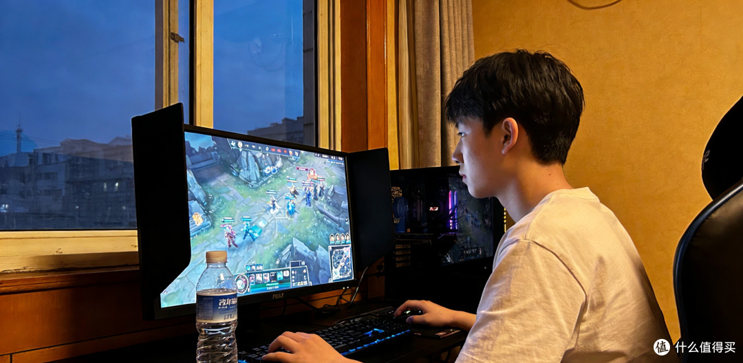 电竞人物小传：那个守在饮水机旁的少年，终成赛场光