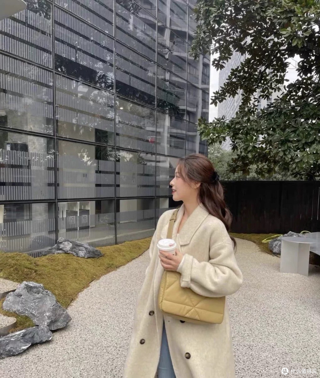 羊毛大衣VS羽绒棉服,寒潮天到底谁更能打?