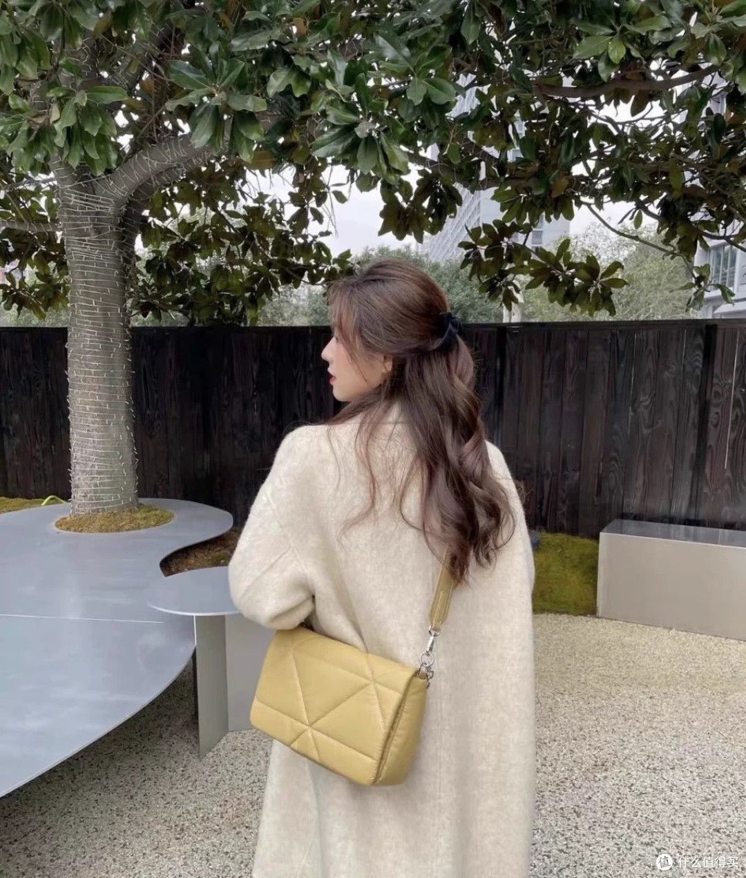 羊毛大衣VS羽绒棉服,寒潮天到底谁更能打?