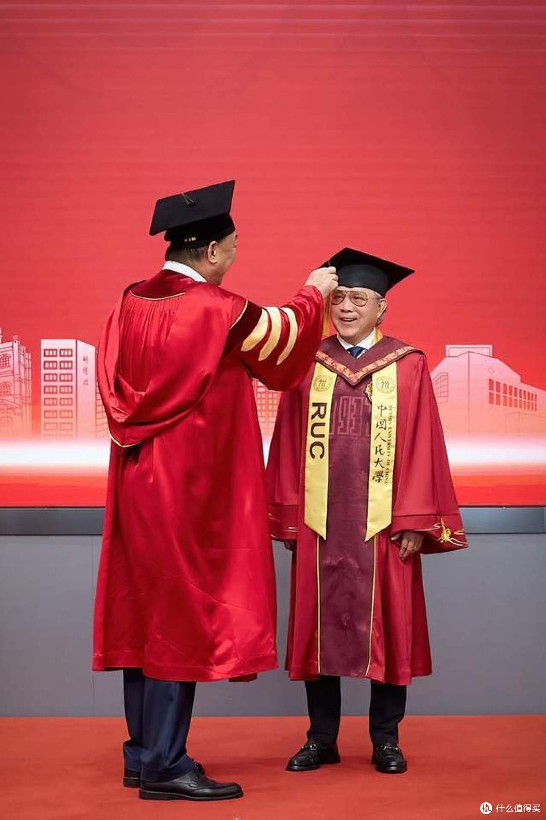 霍震霆获授中国人民大学名誉博士学位