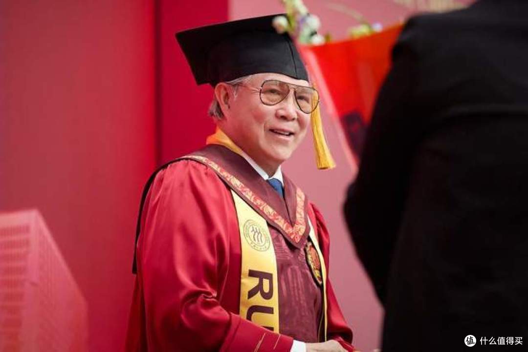霍震霆获授中国人民大学名誉博士学位