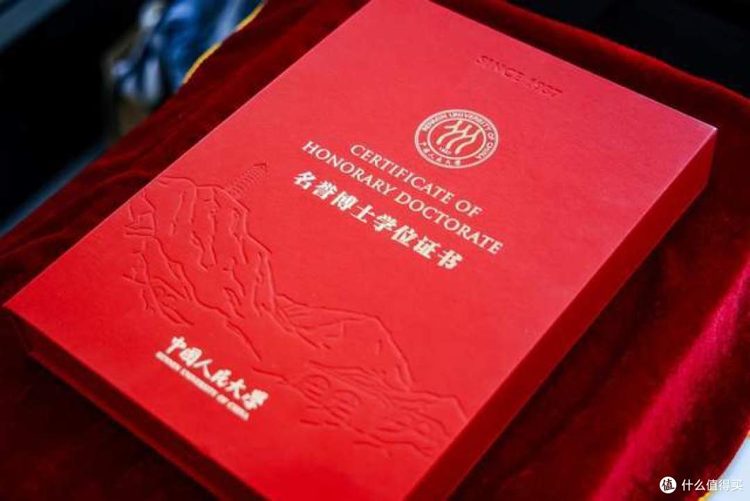 霍震霆获授中国人民大学名誉博士学位