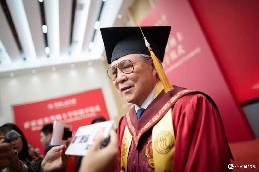 霍震霆获授中国人民大学名誉博士学位