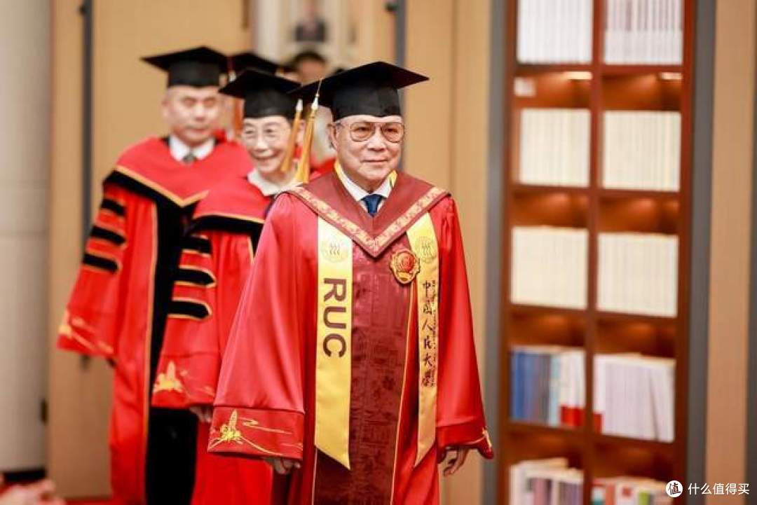 霍震霆获授中国人民大学名誉博士学位