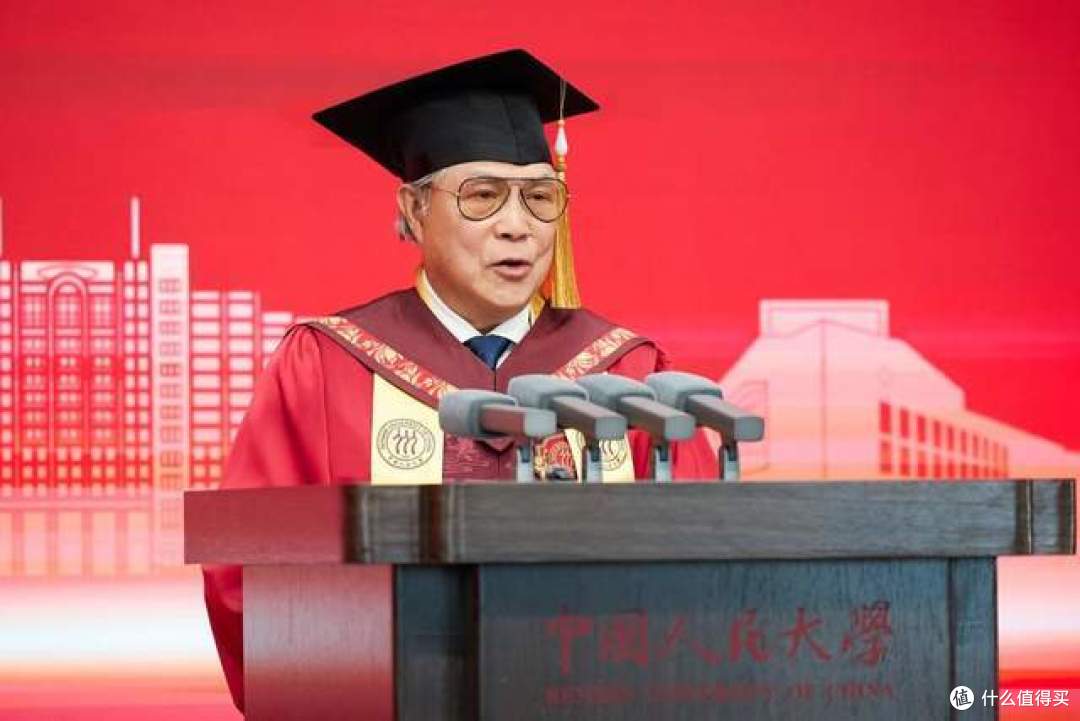 霍震霆获授中国人民大学名誉博士学位