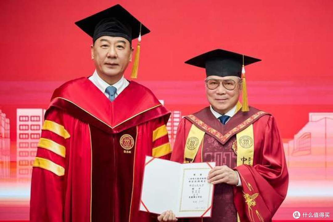霍震霆获授中国人民大学名誉博士学位
