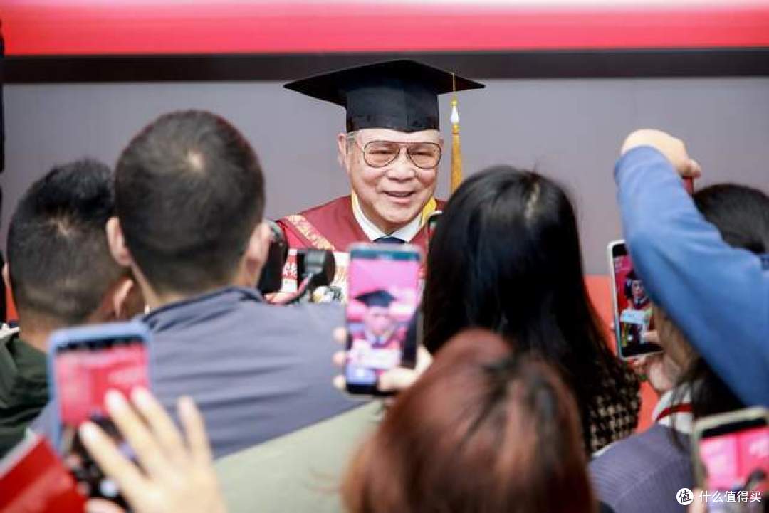 霍震霆获授中国人民大学名誉博士学位