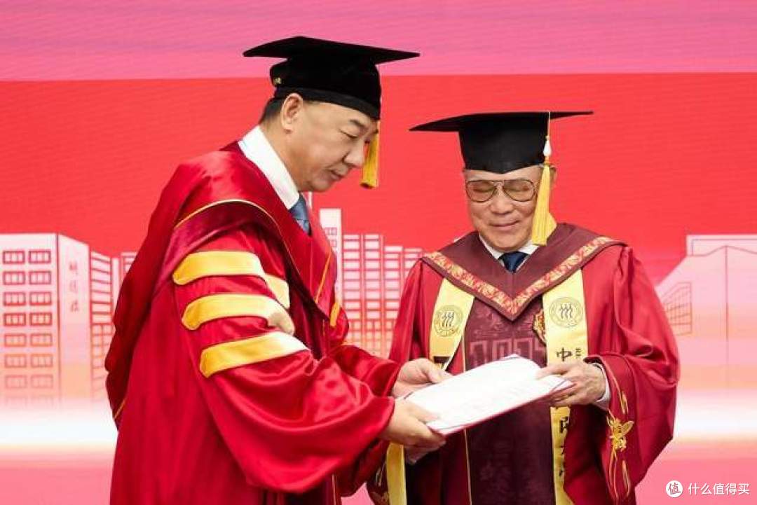霍震霆获授中国人民大学名誉博士学位