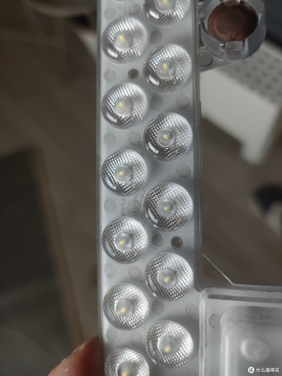 透镜的模具相当精细,L形转弯处有加强筋