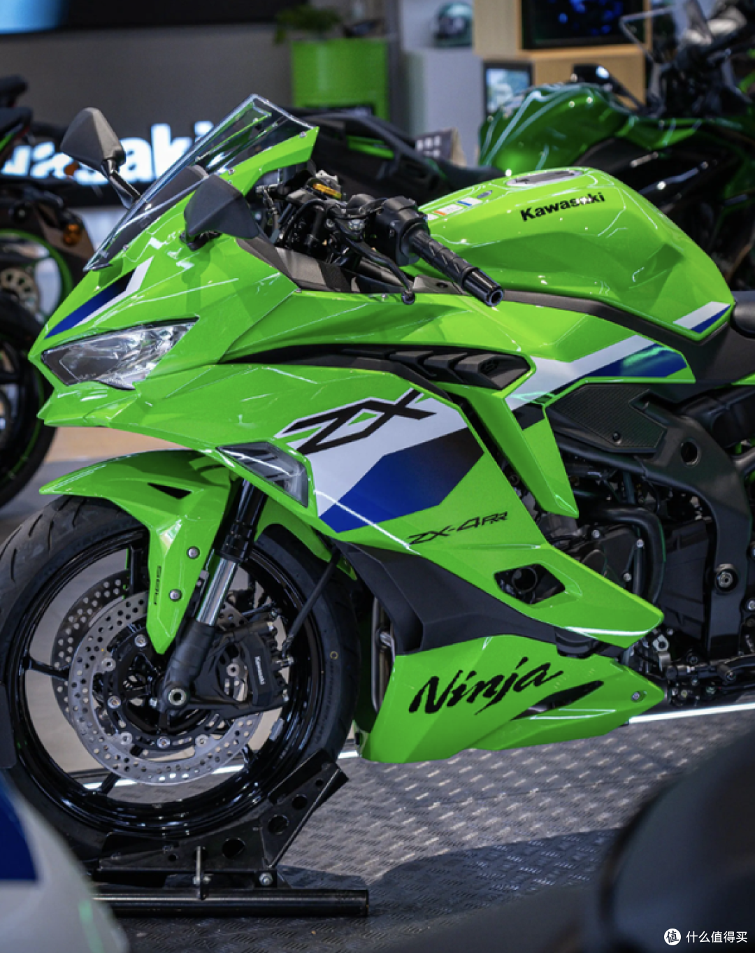 张雪 500RR 和川崎 ZX-4R 做对比?国产与进口课代表之战!