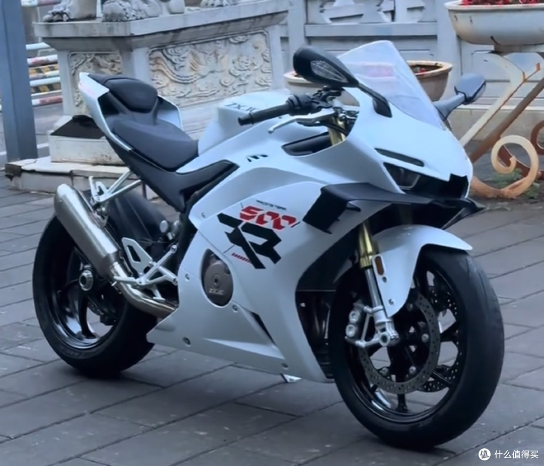 张雪 500RR 和川崎 ZX-4R 做对比?国产与进口课代表之战!