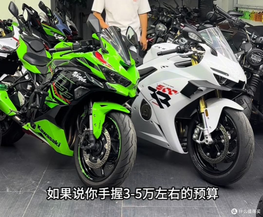 张雪 500RR 和川崎 ZX-4R 做对比?国产与进口课代表之战!