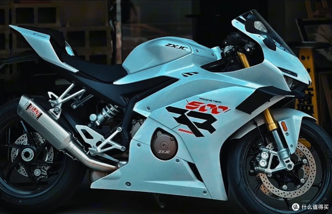 张雪 500RR 和川崎 ZX-4R 做对比?国产与进口课代表之战!