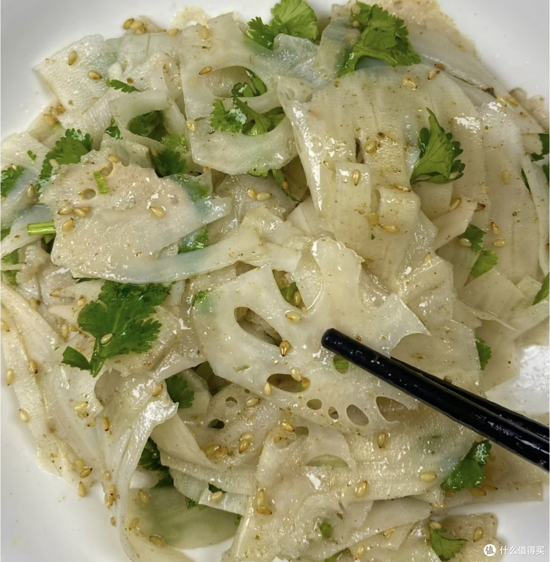 芝麻盐芹菜拌莲藕,清爽脆嫩