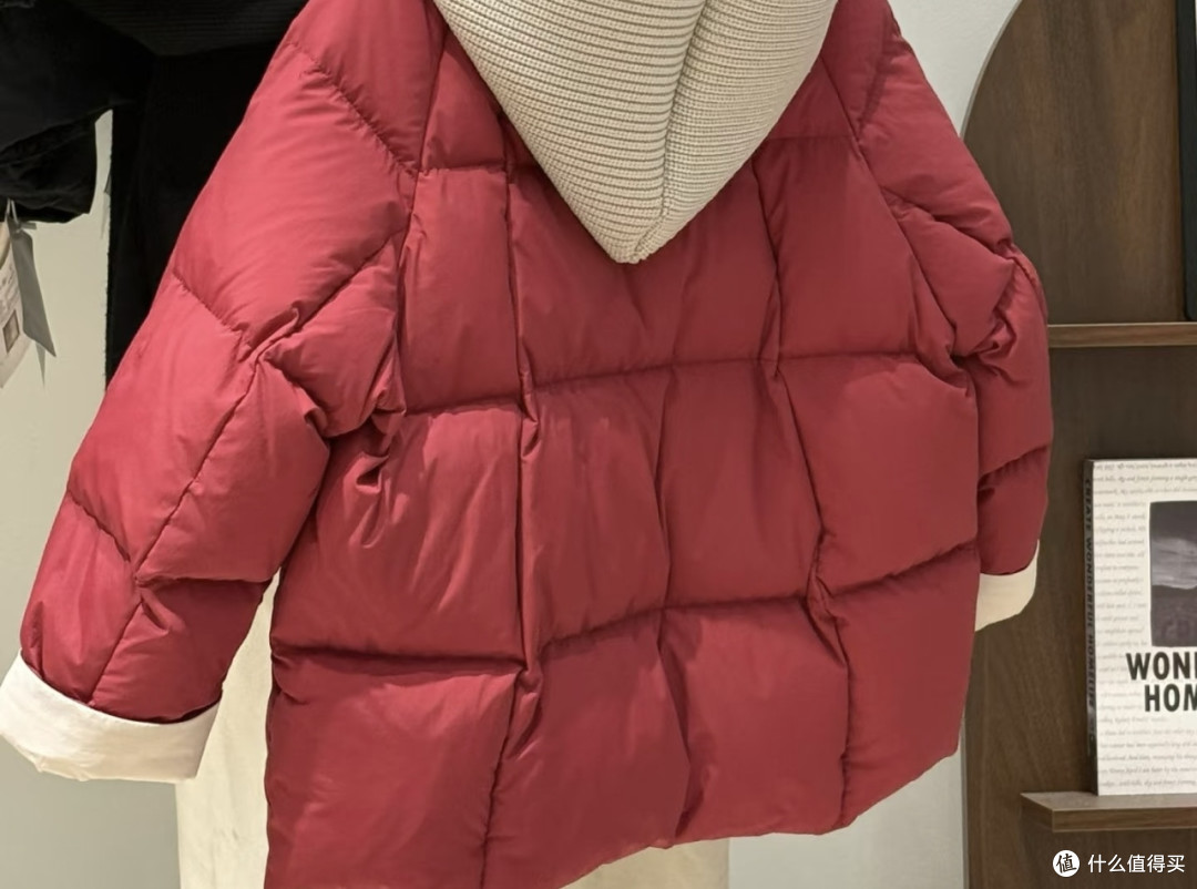 红色羽绒服：新年保暖与时尚