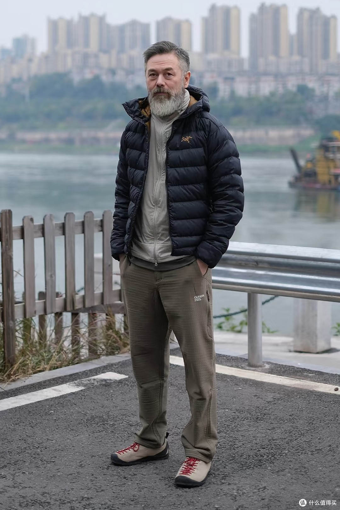 男人老了：尽量不要穿老头色，多穿这3种“型男色”更减龄帅气！