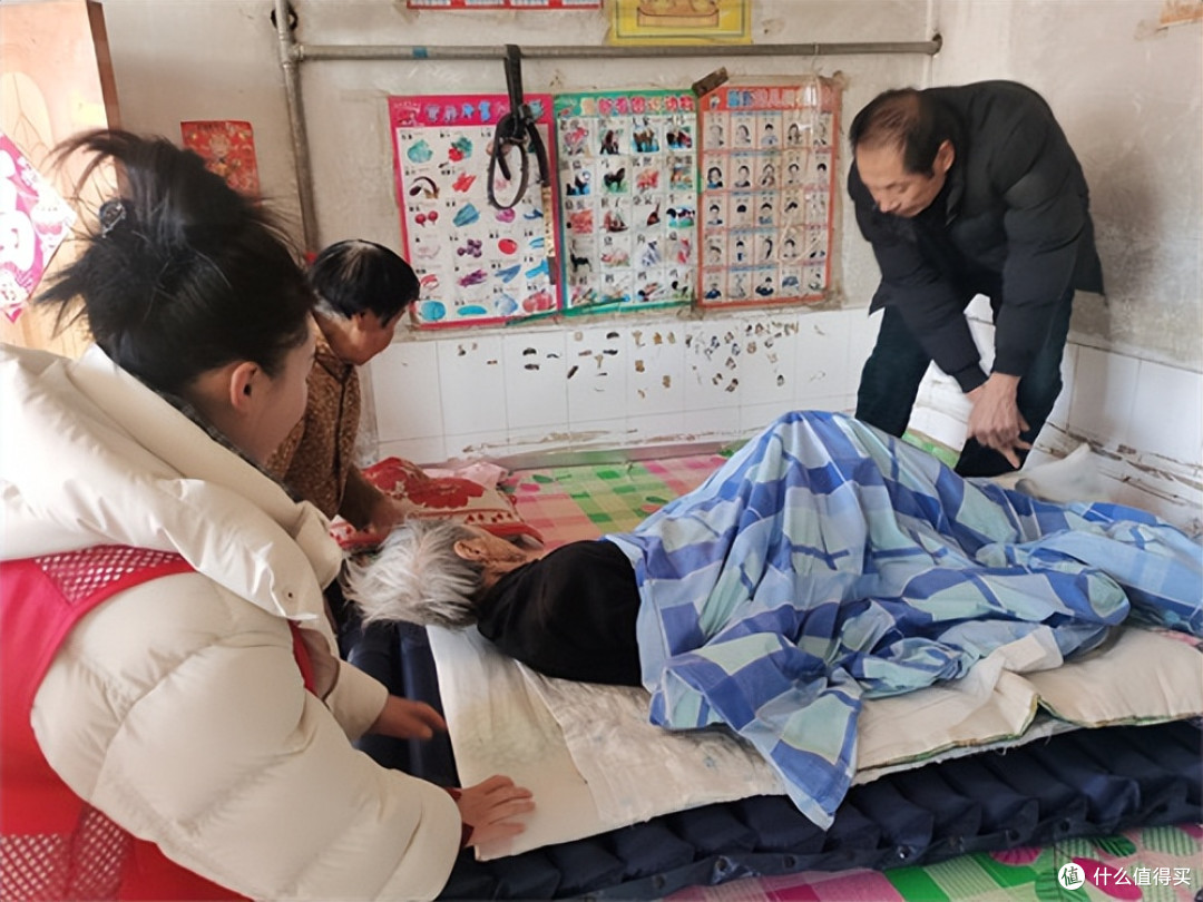 寒冬送温暖 关怀暖人心 青龙县民政局联合公益组织走访困难群众