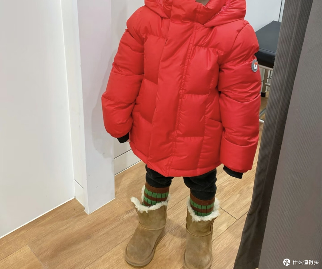 中国红羽绒服温暖宝贝新年