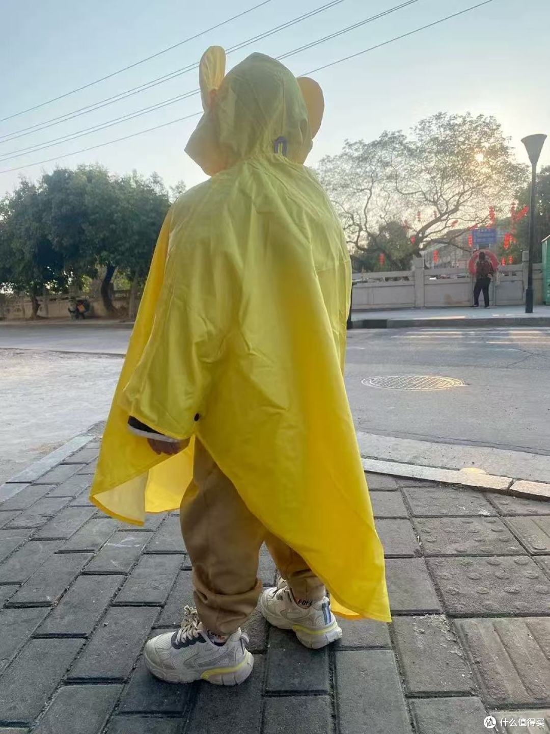 挖到宝!牧萌斗篷雨衣承包娃整个雨季的安心✨
