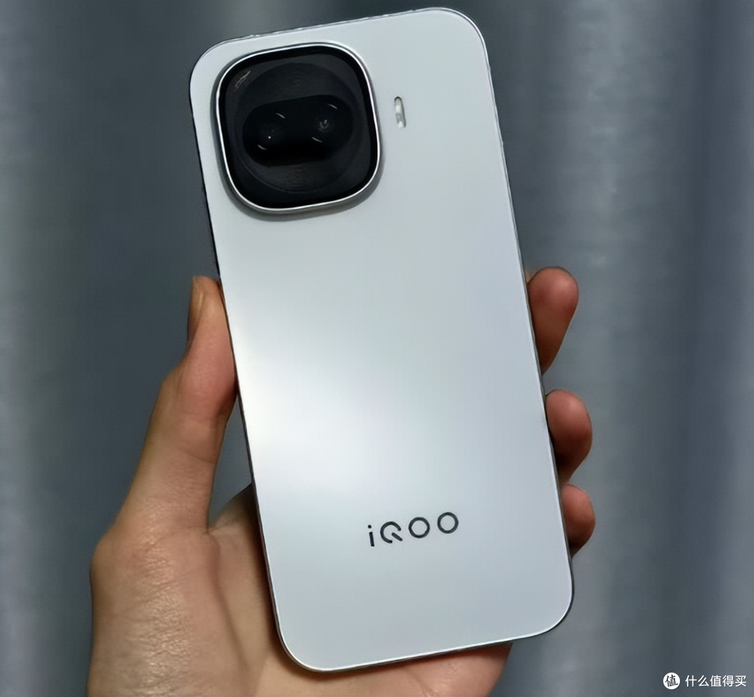 iQOO又来性价比机皇:骁龙8Gen5+7600mAh+2亿像素,售价更加亲民