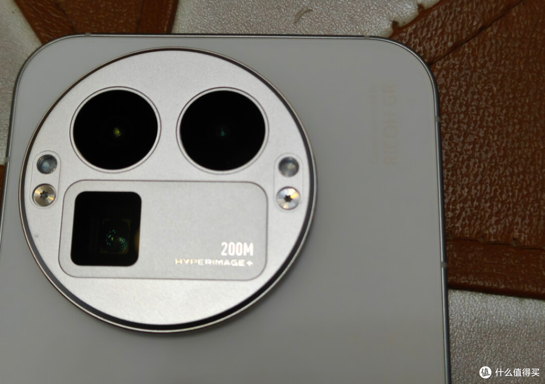 “堆料猛机”:顶级性能+2K直屏+7000mAh,16+512GB售价更加给力