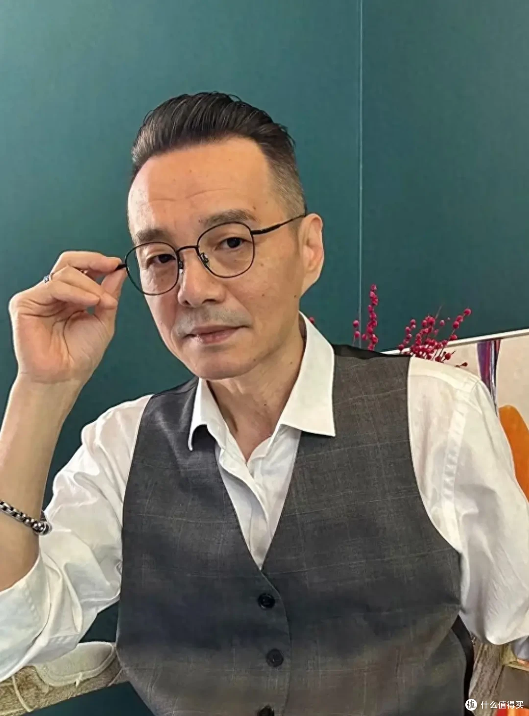 比白发更可怕的是中国式大爷发型，看起来油腻土气，非常显老！