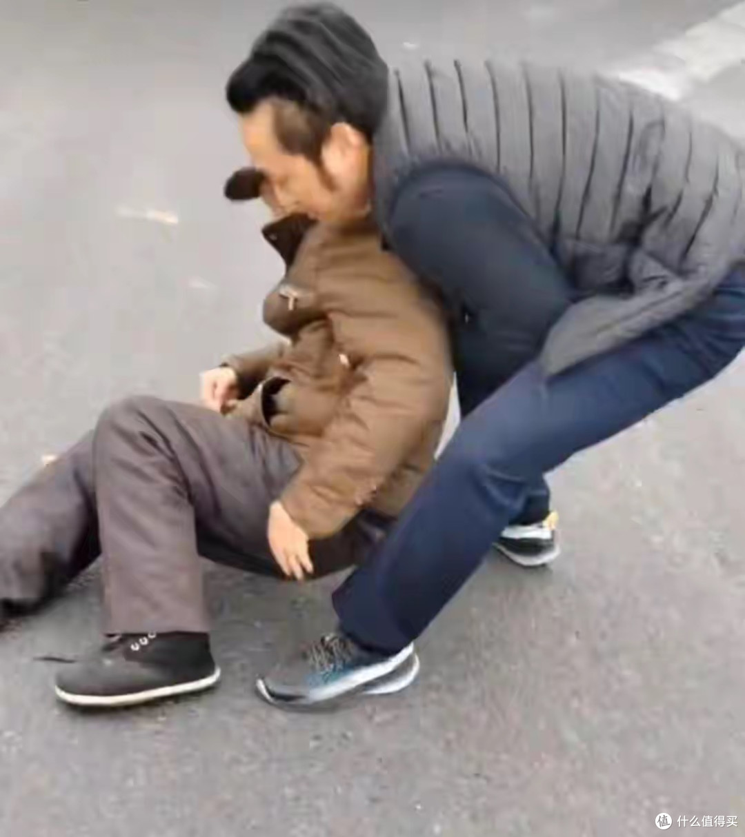 卫健委发话:扶人无需担责!网友却喊坚决不扶 核心痛点竟在这
