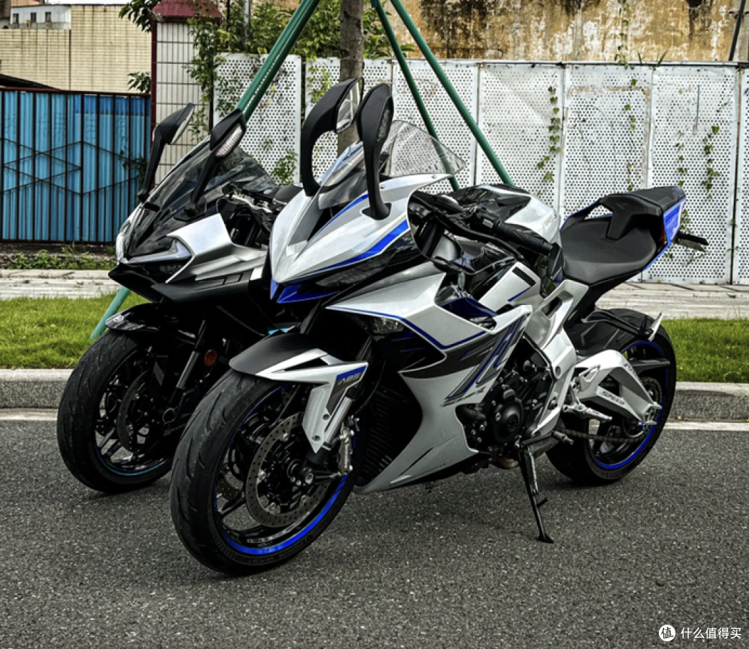 春风675 SR vs 升仕703 R,三缸大仿赛对决,到底怎么选?