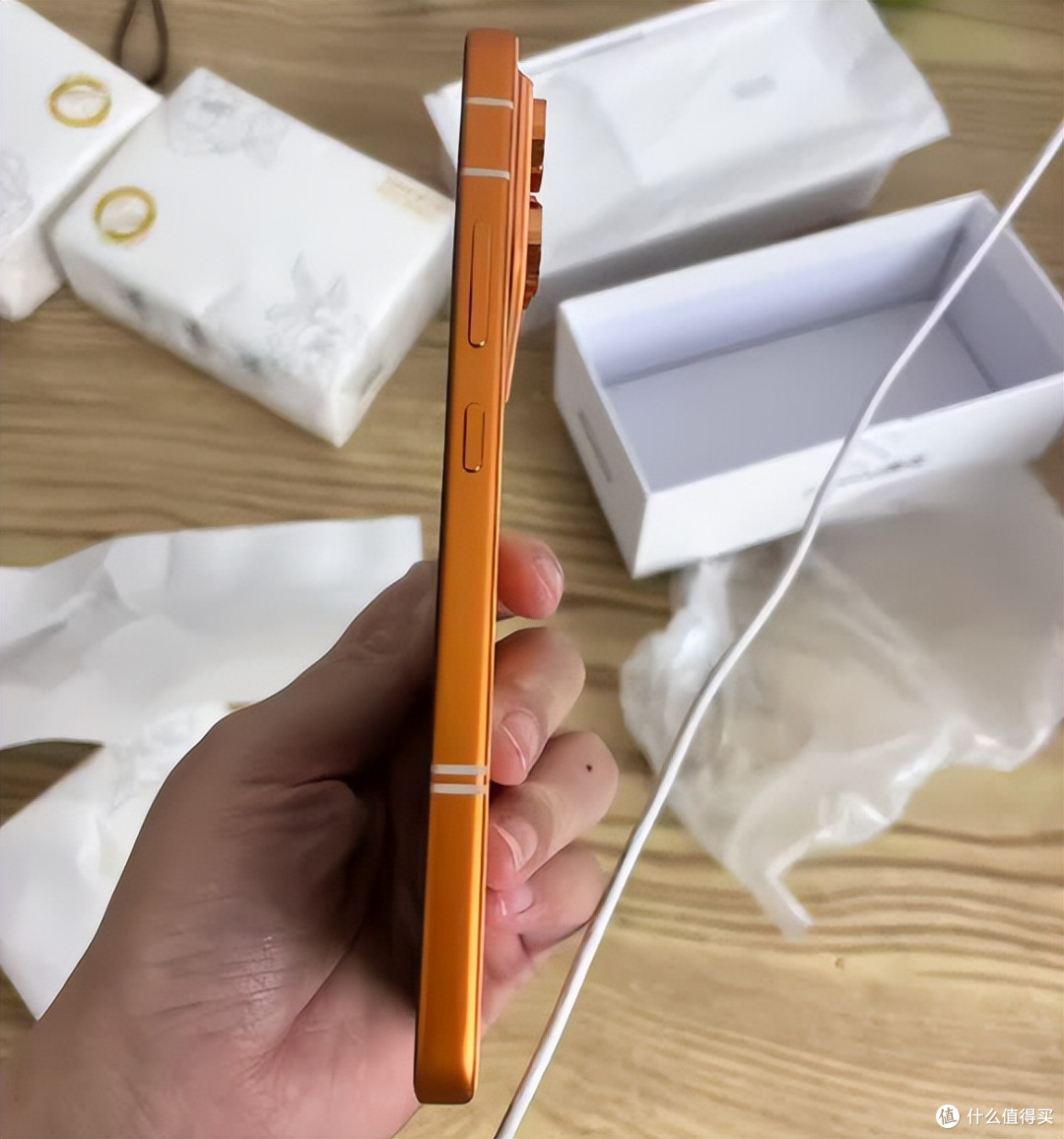 续航卷王诞生!首发10080mAh电池+8000nit屏,把友商甩开一个身位