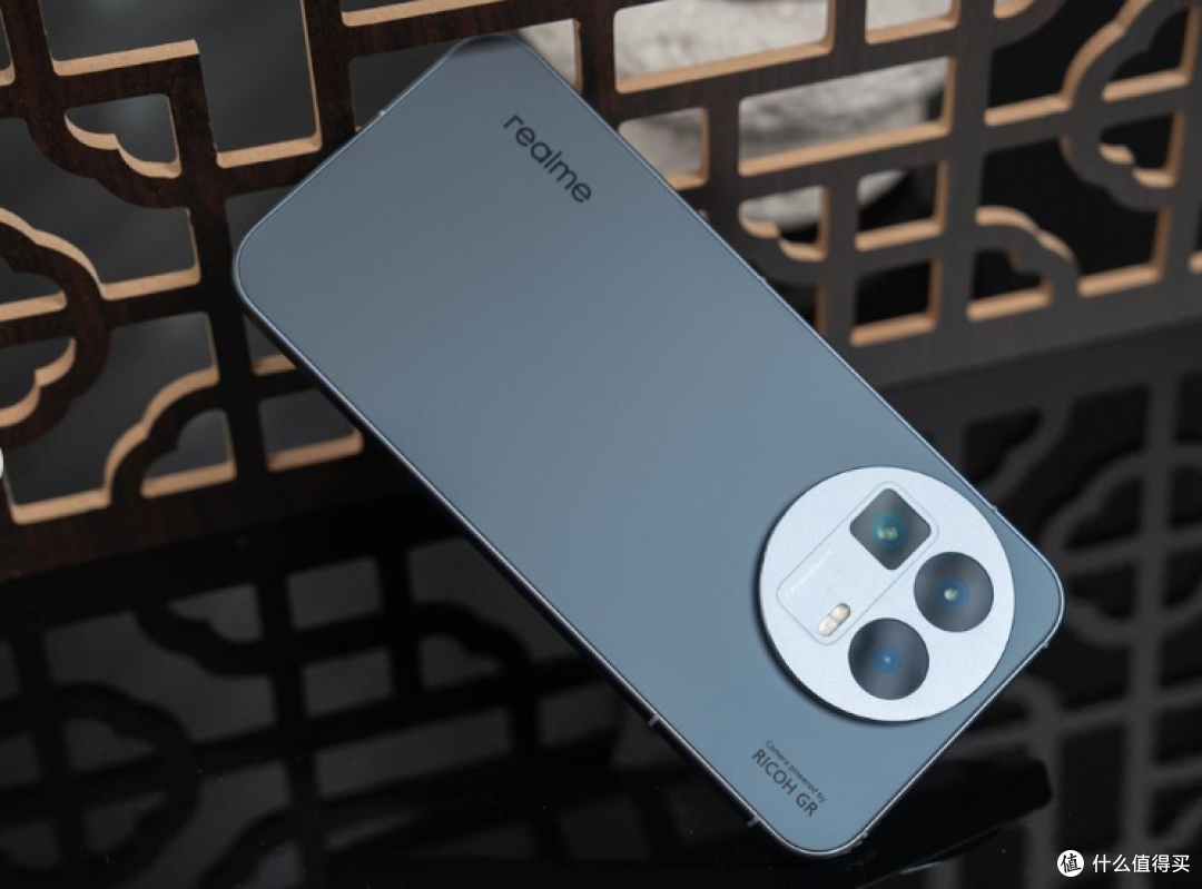 骁龙8至尊版+120倍变焦+7000mAh,真我这手机强得不止“亿点点”