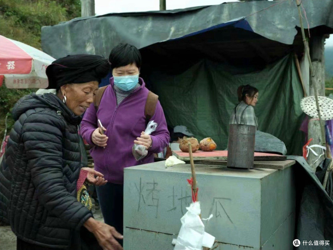 超市与小摊:现金支付的双重体验