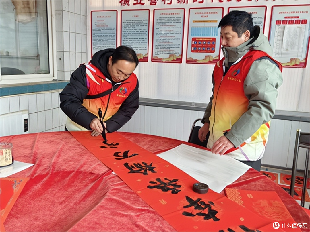 围场阳光公益协会携手多部门开展迎春送福志愿服务活动