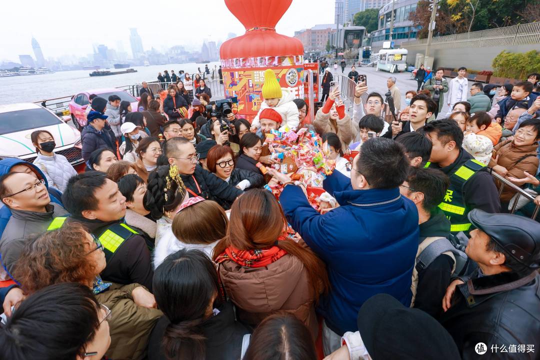 1亿颗糖的甜蜜抵达外滩，徐福记“新春发糖车”开进海派年味里
