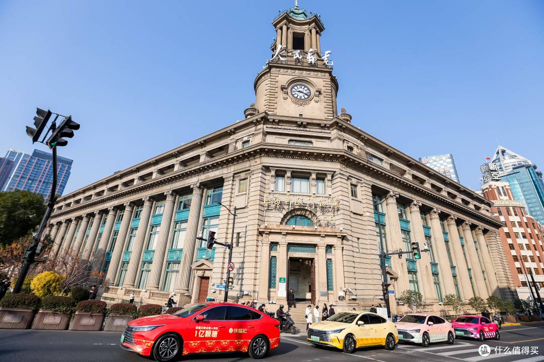 1亿颗糖的甜蜜抵达外滩，徐福记“新春发糖车”开进海派年味里