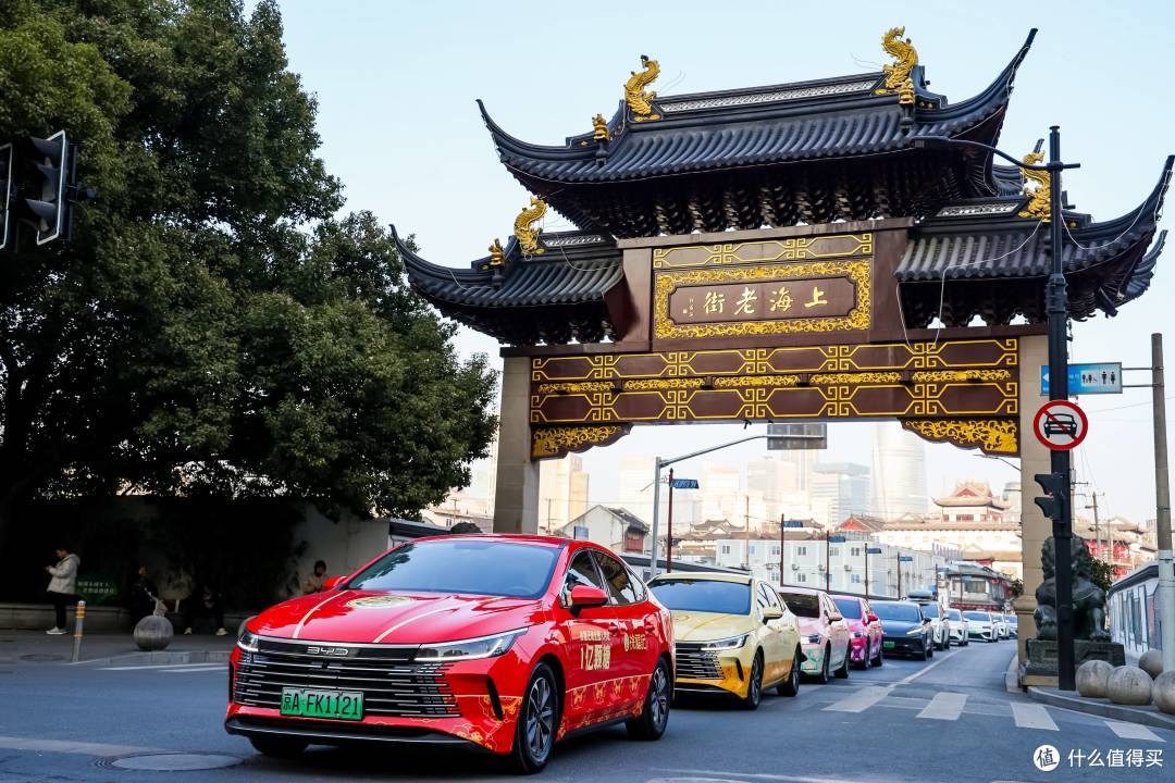 1亿颗糖的甜蜜抵达外滩，徐福记“新春发糖车”开进海派年味里