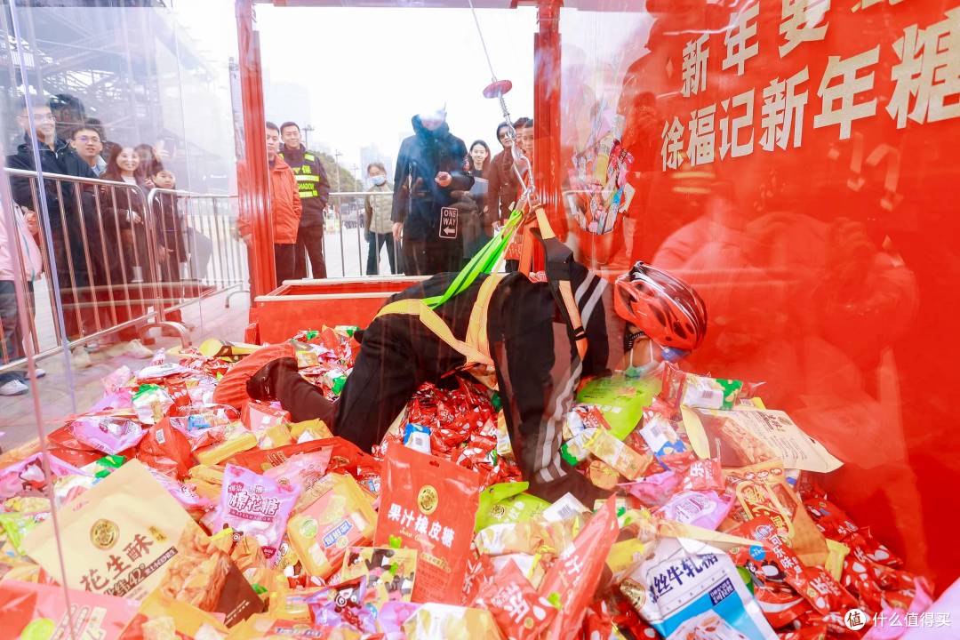1亿颗糖的甜蜜抵达外滩，徐福记“新春发糖车”开进海派年味里
