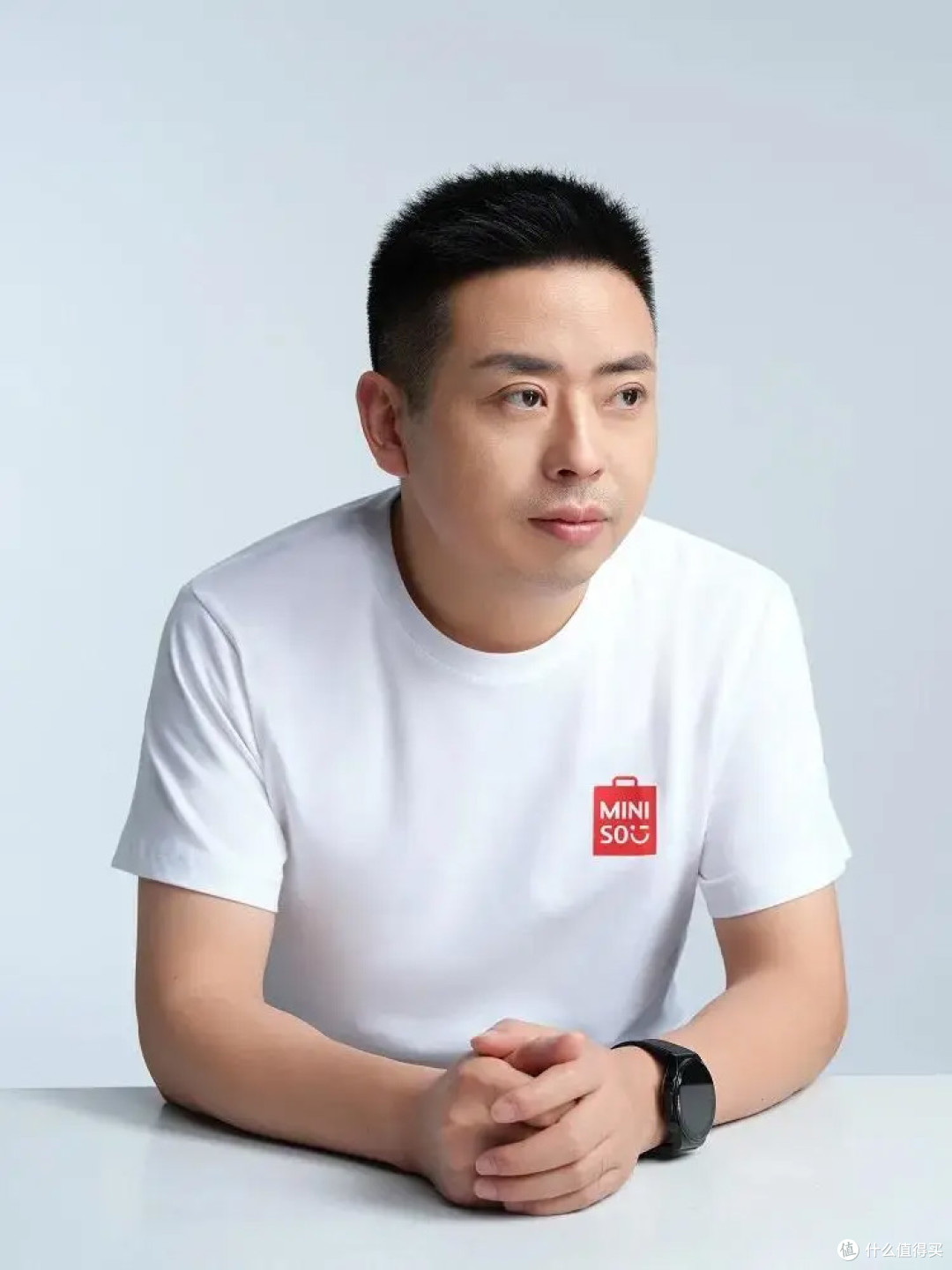 从中专生到百亿富豪,名创优品创始人的穿搭反倒从张扬变低调了?