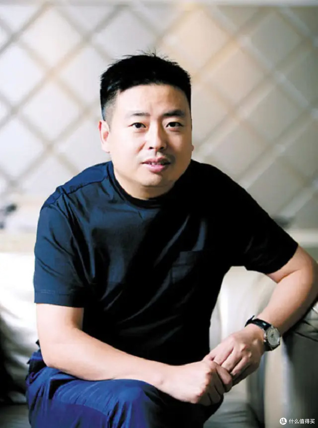 从中专生到百亿富豪,名创优品创始人的穿搭反倒从张扬变低调了?