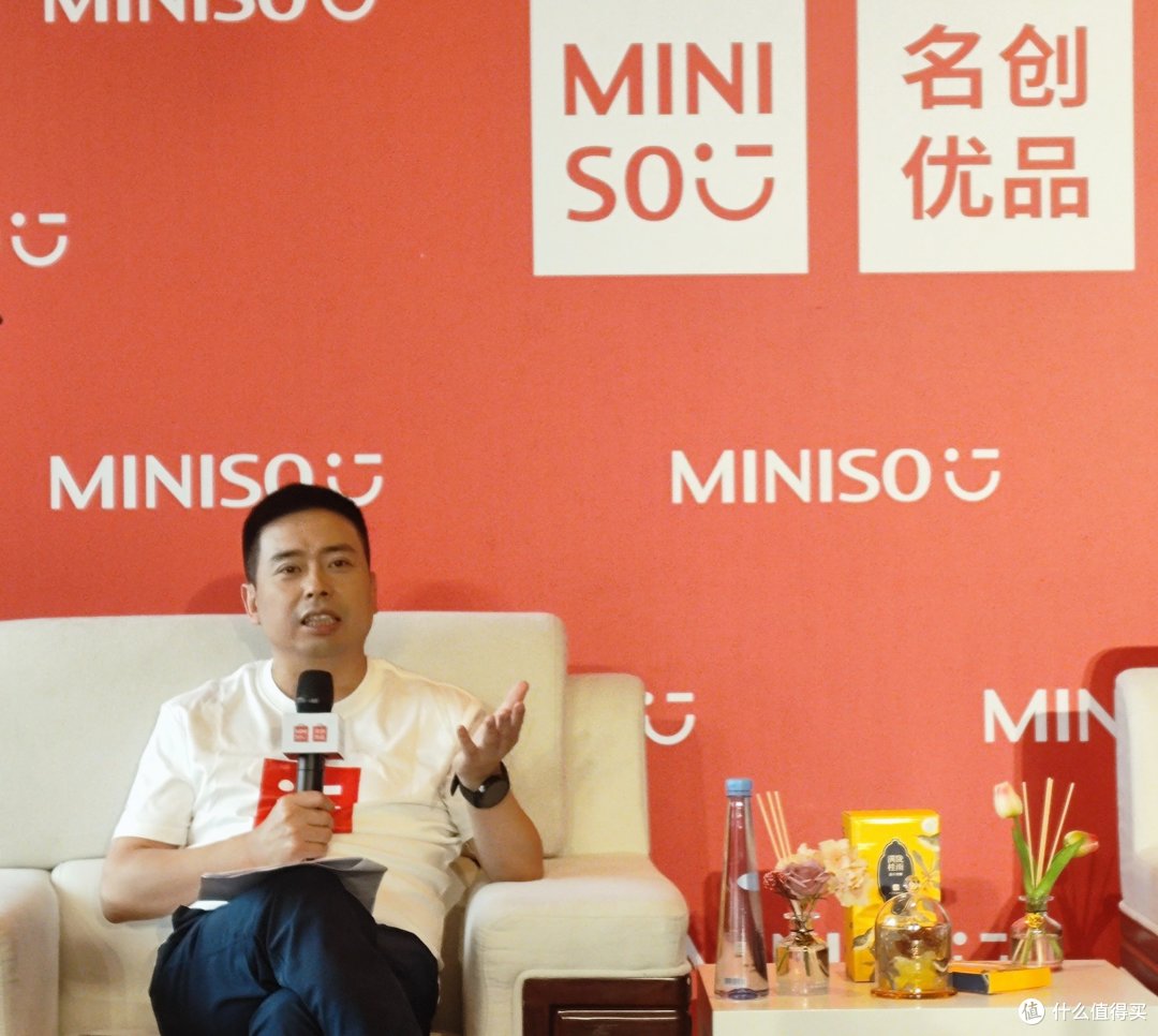 从中专生到百亿富豪,名创优品创始人的穿搭反倒从张扬变低调了?