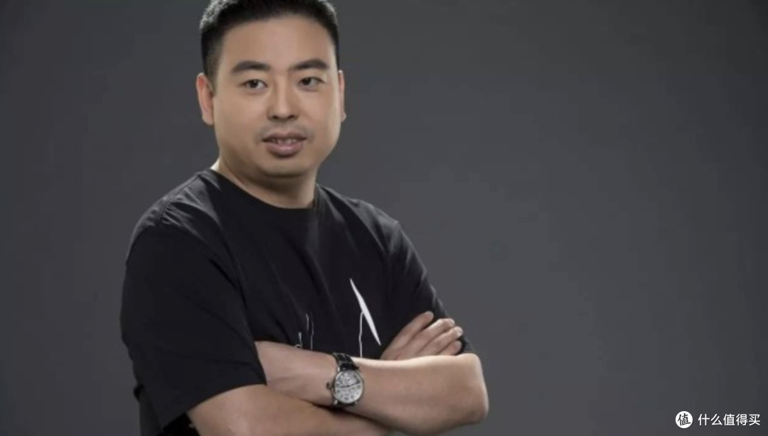 从中专生到百亿富豪,名创优品创始人的穿搭反倒从张扬变低调了?