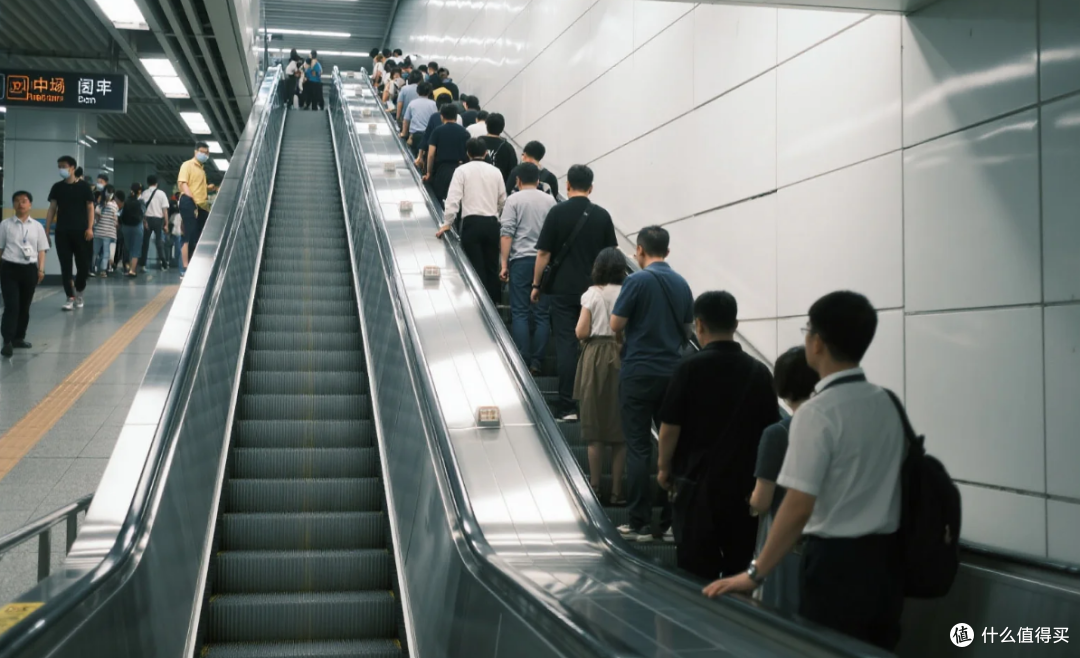 自动扶梯靠右站:藏在习惯里的通行