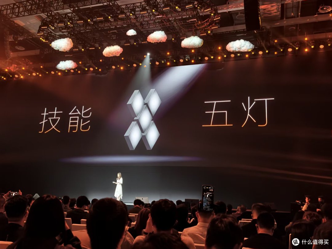4999元起！荣耀三箭齐发：Air旗舰要从小屏卷向超轻薄赛道？
