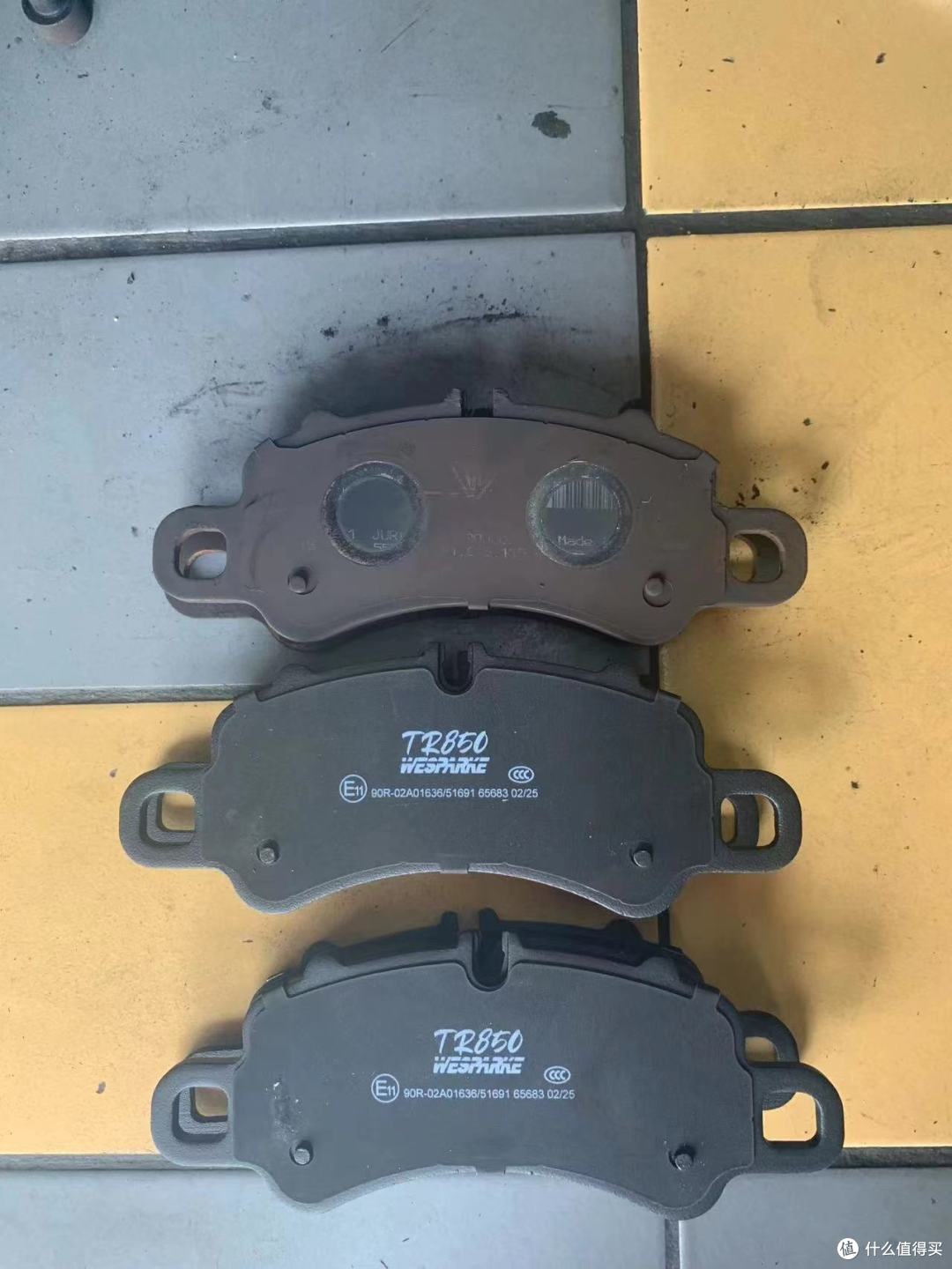保时捷718 Boxster S刹车片轻触踏板便迅速收住力道。