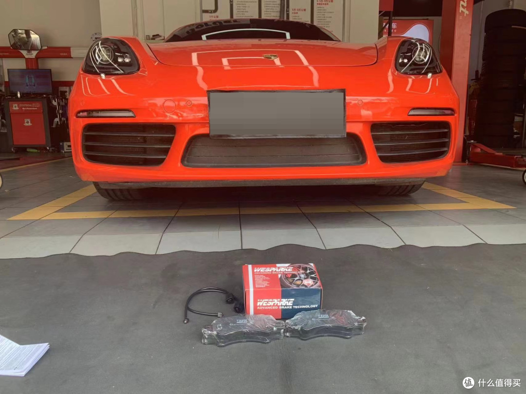 保时捷718 Boxster S刹车片轻触踏板便迅速收住力道。