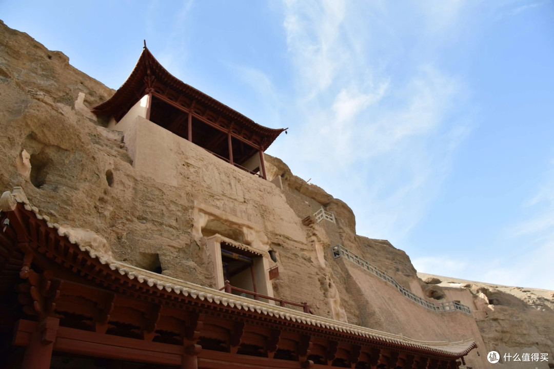 旅行风景洞窟壁画与塑像：莫高窟的历史与艺术